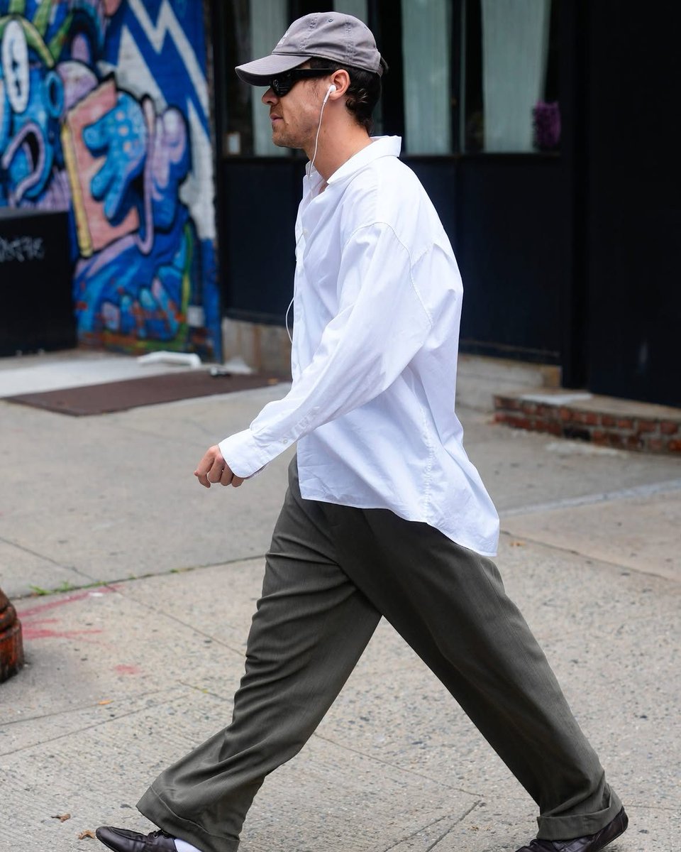 fullswadmayhem's tweet photo. 🎤 24 hours until we're together, together with @HarryStyles at Madison Square Garden. Harry was spotted out and about in NYC today on the eve of his 30-show residency at The Garden—break a leg and rest up!
📍: @cosmopolitan | Talent: @harrystyles https://t.co/7KHQfDBWAk