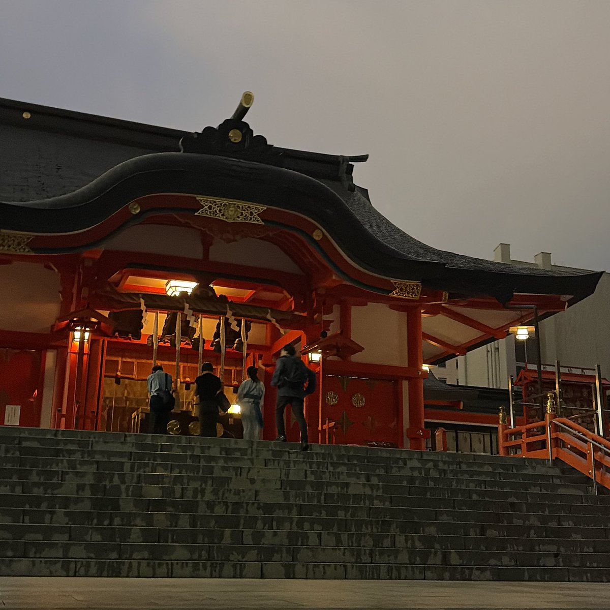 nao_act's tweet photo. 時折救急車とバイクの音や人々の声が聞こえる花園神社での朗読
三味線とクラリネットにあわせて、街の音も効果音になる、程よく集中できない環境下がとても心地よかった
#宵ノ奏劇 https://t.co/mObdY7T9Ir
