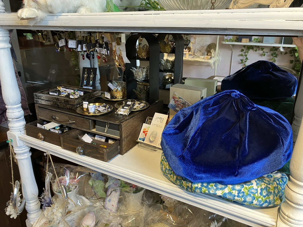 Alice_caravan's tweet photo. お店開けました🕍

委託作家様紹介✨
アクセサリー
クモデ匠店　@KUMODE_Sho_ten 

営業時間　11:00〜19:00

定休日　　毎週木曜日　
　　　　　第２第４水曜日は
場所　　　群馬県前橋市川原町1-29-1

#雑貨屋　#委託販売  #群馬県　#前橋　#ハンドメイド　#アクセサリー https://t.co/BdqnufIA1H