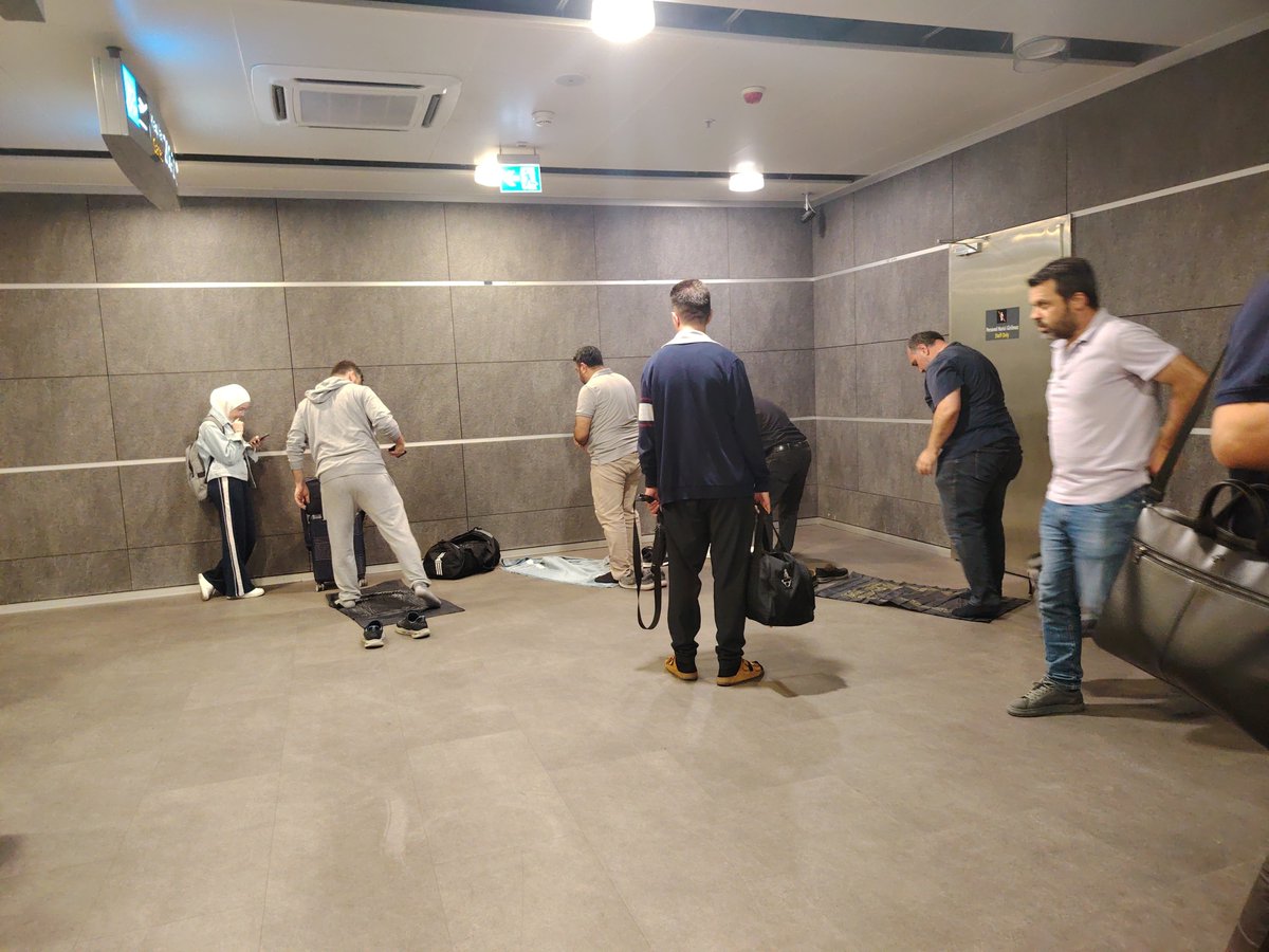 sadettingurman's tweet photo. Havalimanında sayısız lounge, cafe, shop vs varken bu kadar küçük ve az sayıda mescid mi reva görülüyor? Ya uçak kaçacak, ya namaz kaçacak! Müslümana gavur eziyeti, gavura lounge keyfi! @dhmikurumsal @SabihaGokcen @UABakanligi https://t.co/ksLFYsZHHP