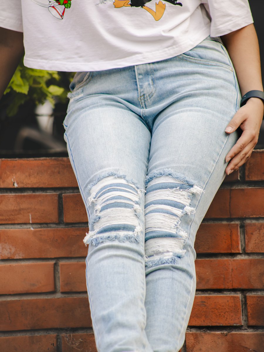 wesleysamurai's tweet photo. Jeans rotos, estilo intacto. https://t.co/xGUFUD1s1N
