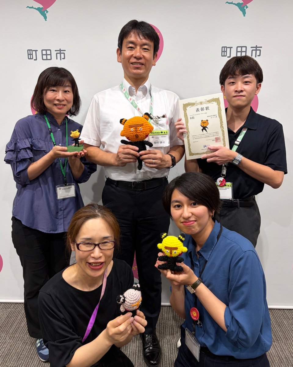 machida_minken's tweet photo. ミュージアムキャラクターアワード2026の表彰状が届き、稲垣市長に８位入賞を報告しました📣
74キャラクター中の８位入賞は、皆様の投票と熱い応援のおかげです✨本当にどうもありがとうございました。
これからも、まちだの歴史をより多くの方に知ってもらえるよう頑張ります🔥 https://t.co/XlQuh3GHBX