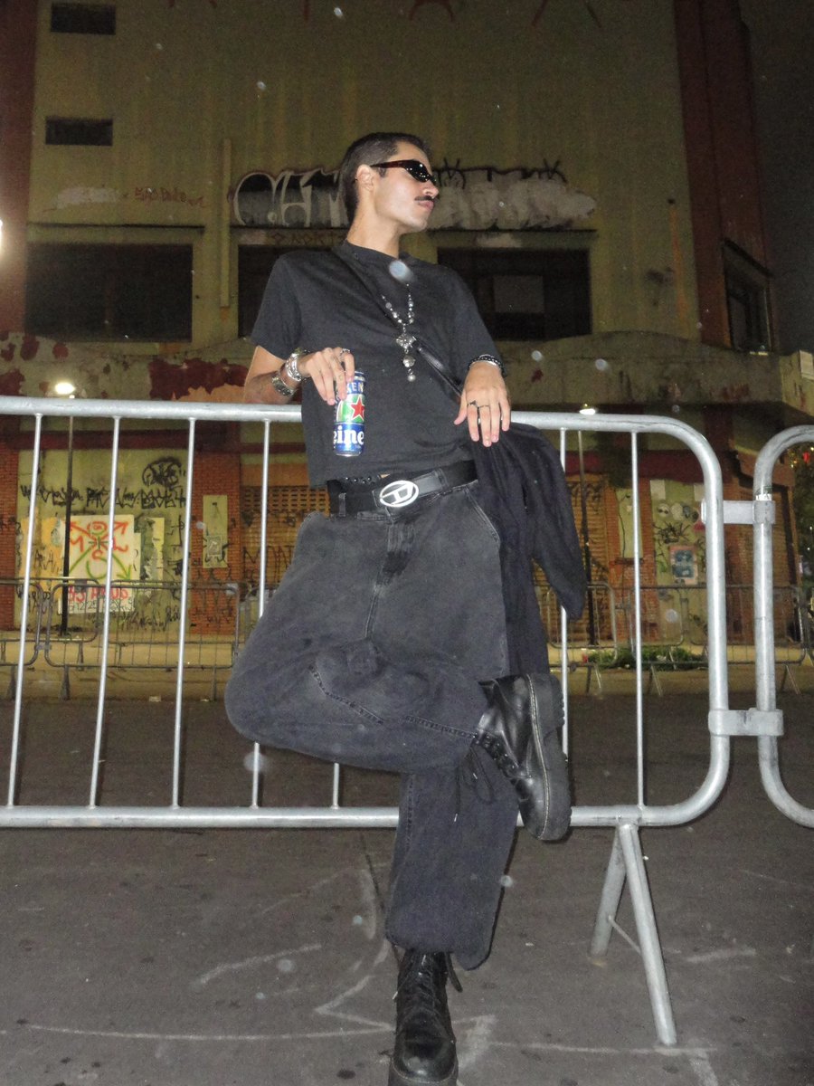 caesics's tweet photo. dress code pra ouvir sexy bitch versao techno bb https://t.co/R2RZ8qI91X