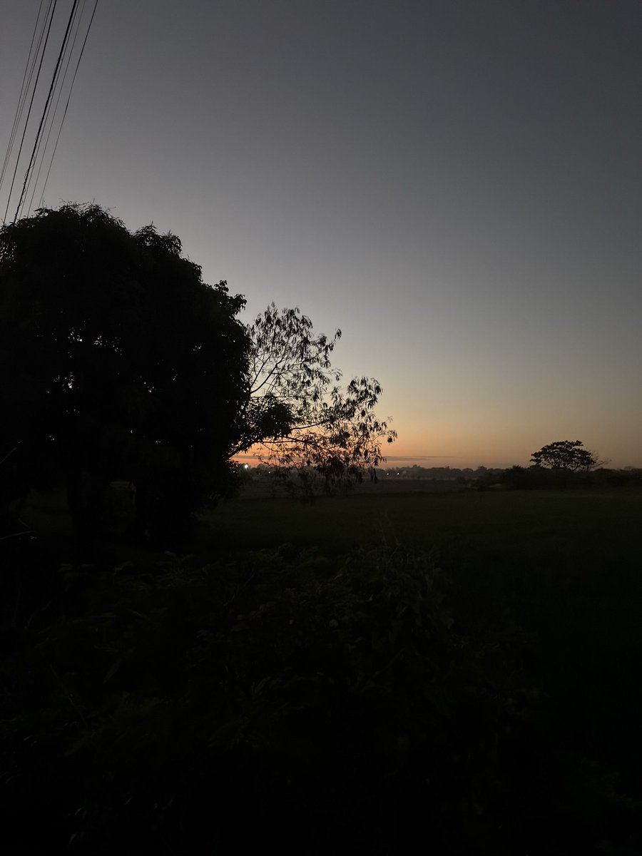 yuebroadcast's tweet photo. I usually put on a sun hat and a jacket at 5 a.m. and go for a walk outside. There are rice paddies right behind my house.

In this unassuming province, you can enjoy beautiful sunrises. https://t.co/kCEuKLL5R5