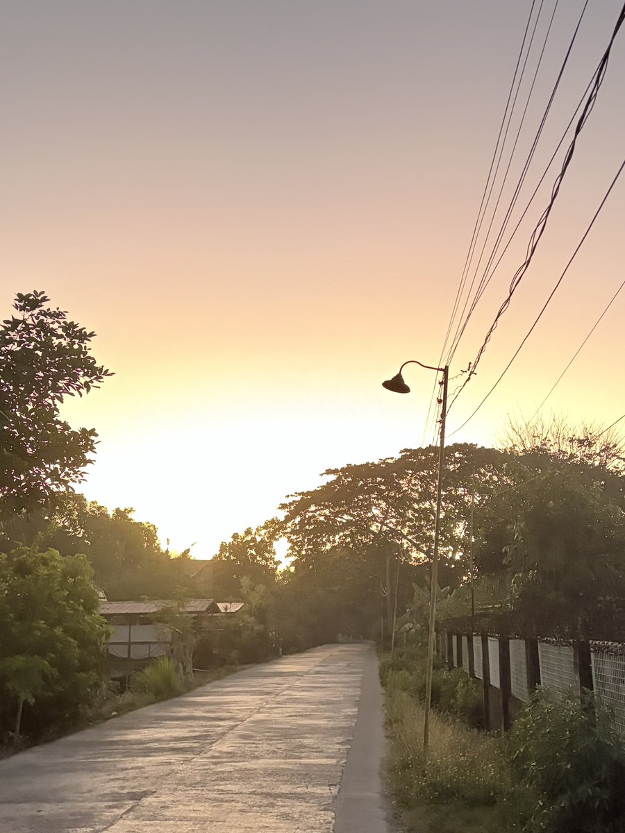 yuebroadcast's tweet photo. I usually put on a sun hat and a jacket at 5 a.m. and go for a walk outside. There are rice paddies right behind my house.

In this unassuming province, you can enjoy beautiful sunrises. https://t.co/kCEuKLL5R5