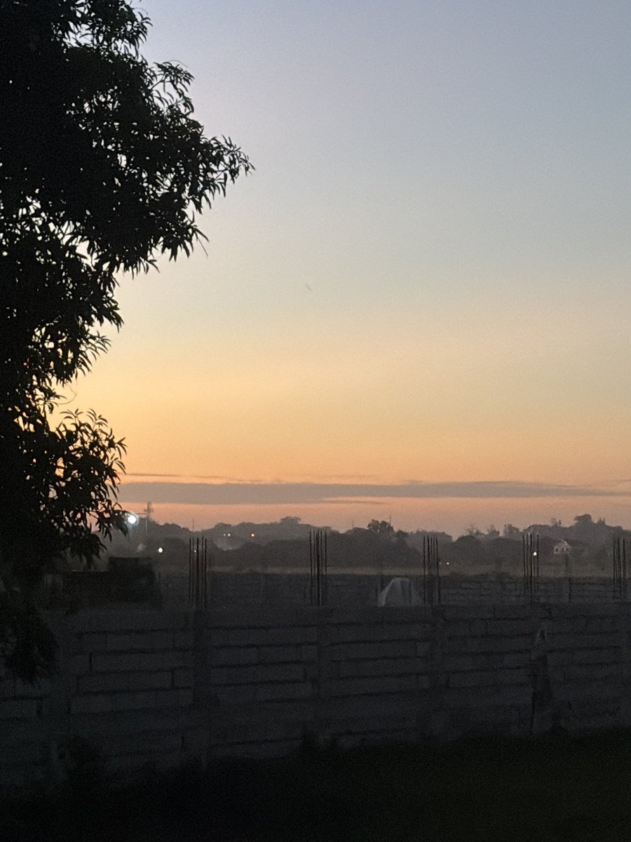 yuebroadcast's tweet photo. I usually put on a sun hat and a jacket at 5 a.m. and go for a walk outside. There are rice paddies right behind my house.

In this unassuming province, you can enjoy beautiful sunrises. https://t.co/kCEuKLL5R5
