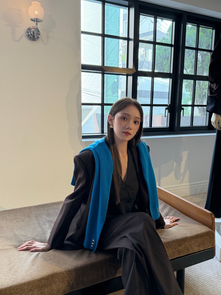 sngkyung's tweet photo. Pausing for a quick snapshot surrounded by effortless tailoring. Sandro Fashion Week 2026 brings out the best vibes. https://t.co/NWb5htGzD7