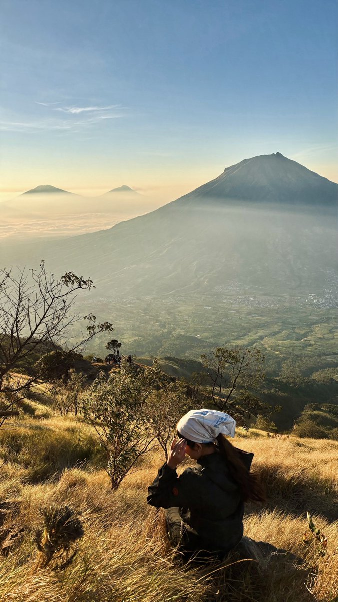 MuthiaRahmanuri's tweet photo. Successfully climbed up Sindoro woohoo! https://t.co/6zPcPyoU8t