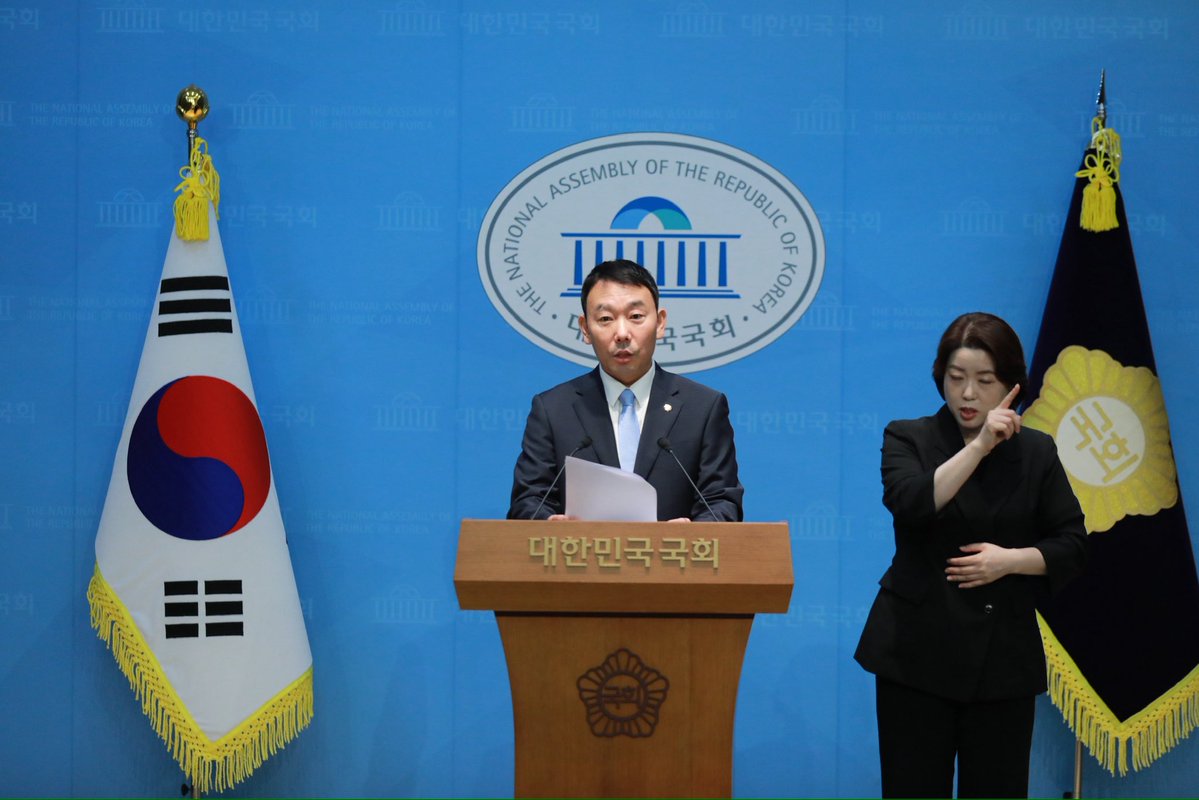 fopeopler's tweet photo. [김용민의원실]

<김지용 초대 중수청장 후보자는 '수사·기소 분리' 입장을 밝히고, 개혁 의지가 없다면 즉각 자진 사퇴하십시오.>

초대 중수청장으로 지명된 김지용 후보자를 향해,  국민과 시민사회에서 깊은 우려가 나오고 있습니다. 

김지용 후보자는 과거 수사·기소 분리 법안에 앞장서 반대했던 인물입니다.
또한 △윤석열 징계 반대 성명, △ 한동훈 관련 정진웅 검사 무리한 기소, △김학의 불법 출금 사건 기소 수사지휘 라인 등 전형적인 '친윤·정치검사' 행보를 걸어왔습니다.

수사권 사수에 앞장섰던 인물에게 중수청 수장을 맡기는 것은 기관 설립 취지와 어울리지 않습니다.  수사·기소의 '인적 결합'을 시도하여 중수청을 '제2의 검찰청'으로 변질시킬 뿐입니다.

검찰개혁이 성공하려면 권한있는 자리에 개혁의지가 있는 사람을 보내야합니다.

후보자는 수사·기소 완전 분리에 대한 철학과 과거 정치 수사에 대한 명확한 해명을 국민 앞에 증명하십시오. 검찰개혁 의지가 없다면 본인에게 맞지 않는 옷을 벗고 즉각 자진 사퇴하십시오.

▶기자회견문 전문:
https://t.co/v77nhQTnm7