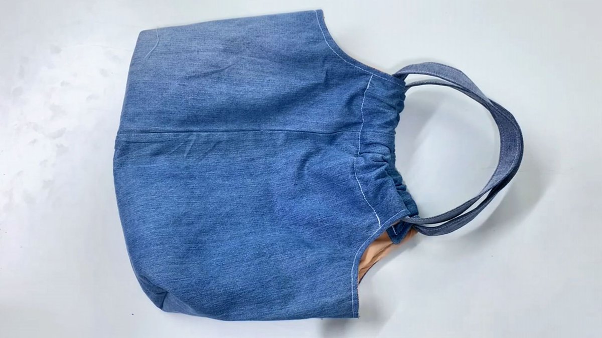 LasandraDrader's tweet photo. Turning old denim jeans into a cute crossbody bag! No sewing skills needed → #UpcycleDIY， https://t.co/hKxvoH4cEQ