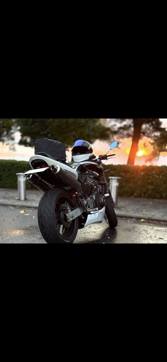 Nakabun4's tweet photo. 名前：ムー
性別：🚹
年齢：23
住み：三重
車種：Hornet250・ s1000rr
#バイク乗りとして軽く自己紹介
#バイク乗りと繋がりたい https://t.co/ZshVfvSW3P