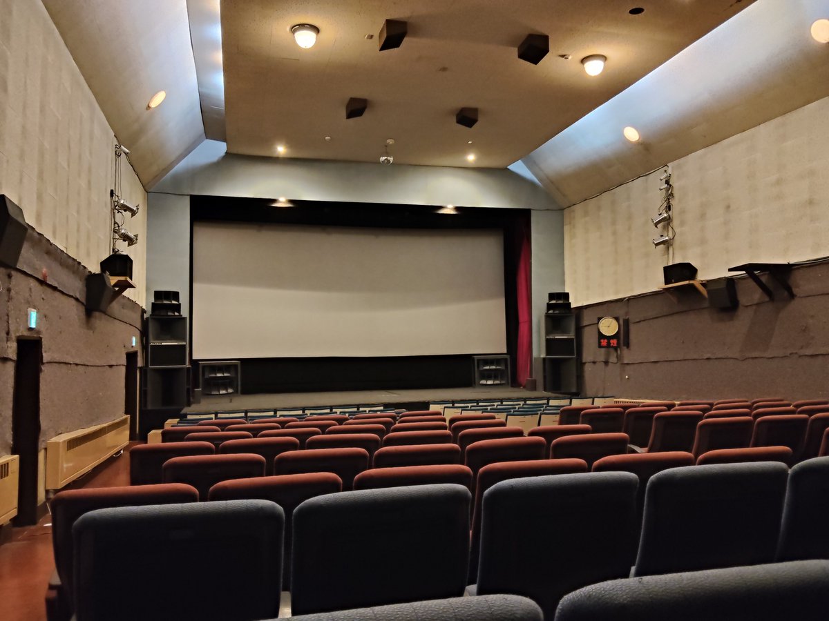 OdateOnariza's tweet photo. たまには映画やドラマのロケで使われたいけど、交通面での折り合いがつかずになかなか使われない秋田県大館市の映画館はこ��らです。他館と比べれば貸館料は格安なので、古い映画館で撮影されたい映像関係者の皆様は是非ご一考ください。 https://t.co/pQBsJ8X6Nf