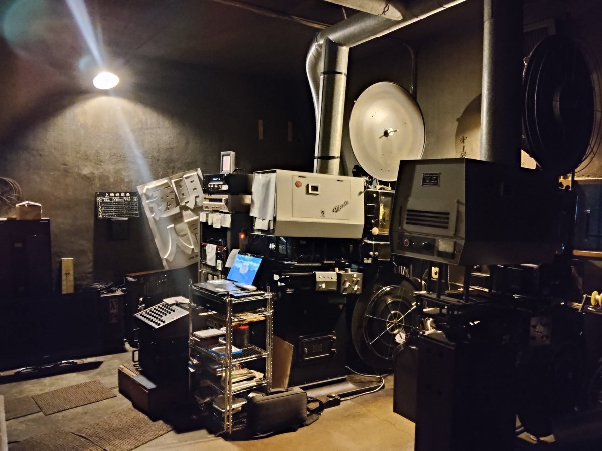 OdateOnariza's tweet photo. たまには映画やドラマのロケで使われたいけど、交通面での折り合いがつかずになかなか使われない秋田県大館市の映画館はこ��らです。他館と比べれば貸館料は格安なので、古い映画館で撮影されたい映像関係者の皆様は是非ご一考ください。 https://t.co/pQBsJ8X6Nf