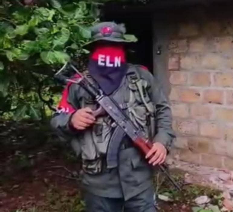 DumarBlanco2050's tweet photo. #Atención. Los Criminales del #ELN atacan en estos momentos con Tatucos,  la Base Militar del Ejército Nacional en el Municipio de #Puerto_Rondón en el Departamento de #Arauca. https://t.co/5HFxtY63x5