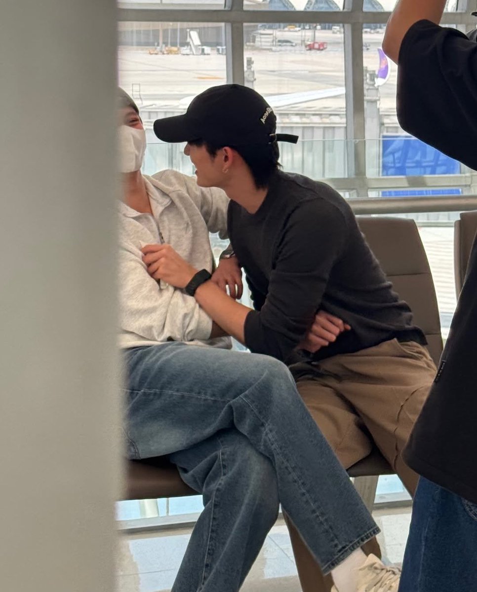 valcrazyforWE's tweet photo. WilliamEst?!?! 🫪🫪🫪 I can just imagine how downbad they must have been 

💬: Whoever can keep up, go ahead. I can’t keep up anymore
🌻: before boarding, they were sulking at each other. But after landing, they already made it up. The staff can’t keep it up with celebrities moods/emotions already 
💬:  the twist is even more than (like the plot twist is more than that)