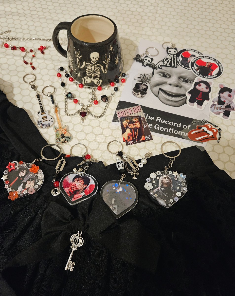 lexatinss's tweet photo. Te maldigo Feria Emo!!! RIP mi billetera💀🖤 ponele que diga Frerard hasta la muerte💋 https://t.co/YwFltLn8XQ
