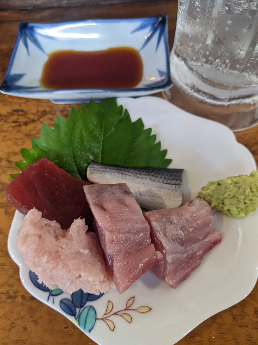 s_028071's tweet photo. やっと船橋あさひさんに
平日10時から♥
また行くんだから〜
ミニ刺盛りと
あん肝とろたく巻き
ご飯は入ってなかったよ～ https://t.co/pjKzWPwhs9