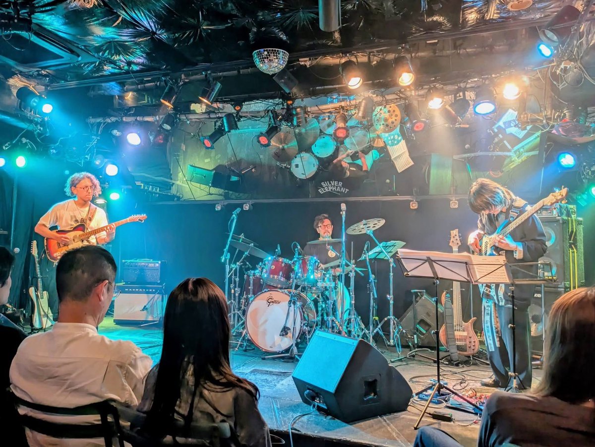 DaisukeKunita's tweet photo. 昨夜はギタートリオLIVE
ご来場の皆様、ありがとうございました！
新曲2曲では久々Todd Krauseのテレキャスも弾きました、相変わらず良い音！

物販コーナーにはYuki Atoriソロアルバムも。発売おめでとう🔥

今回のライブの配信は9/27まで購入、視聴可能です、そちらも是非！ https://t.co/YtXwnMRkd7
