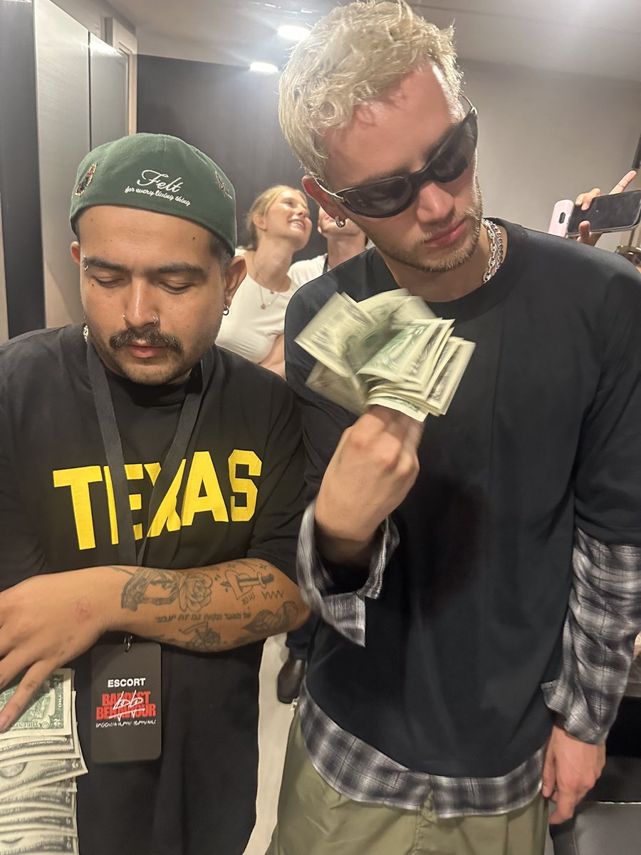 theycallmepipe_'s tweet photo. Money spread boyz 
#BaddestBehavior 
@realmaup https://t.co/X5XZXQNB3d