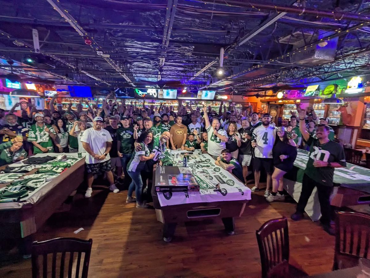 JetsFanClub's tweet photo. We showed up strong for Game 1 at @GasparsTT and walked away with an impressive victory. Ready for week 2 as we dice up the 🧀. 

J-E-T-S JETS JETS JETS 

#Jetup https://t.co/uUsgsXbRXe