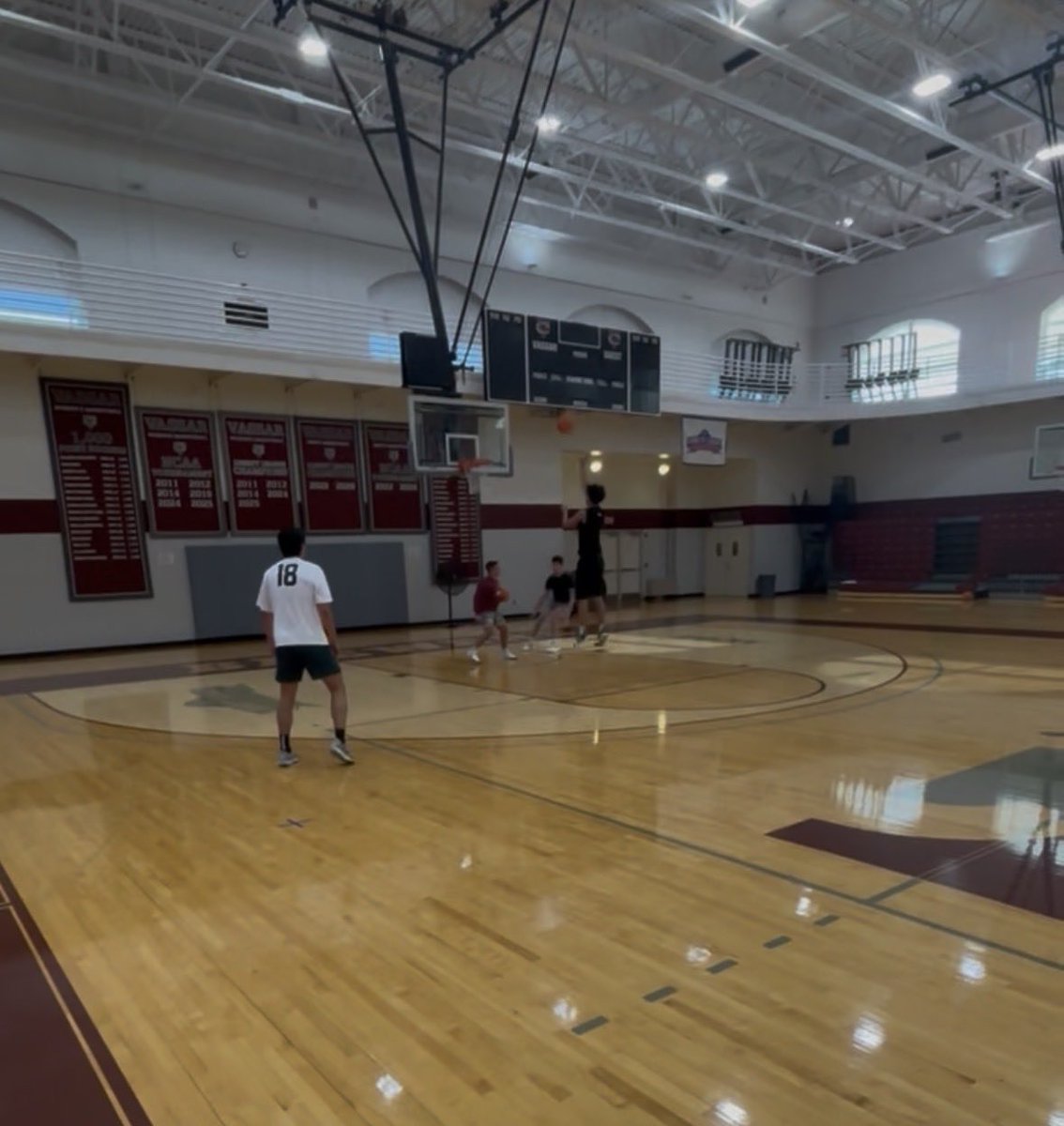 VassarMBB's tweet photo. First Practice. Individual workouts. Team BBQ. 📚 🍔🏀

Productive week✅

#BrewerPride #D3Hoops #Preseason https://t.co/yL4iKE64hB