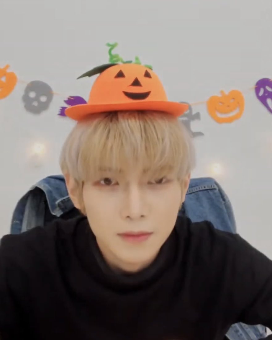 atzchased's tweet photo. The Pumpkin Daddy and Pumpkin Baby 

Yeosang and Ddangyo are twins 🎃 https://t.co/6QhV5QQvL7