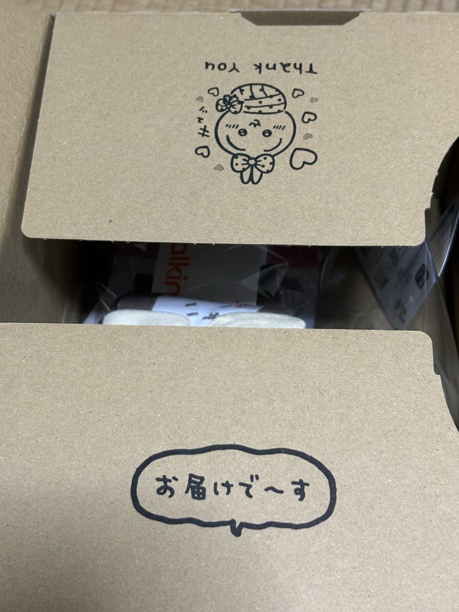 Miari0117's tweet photo. ちいかわマーケットで買ったのが届いた！これをチョイスした私って🤣
届いた箱も可愛いラベル剥がしたとこ残念なんだけど😖
#ちいかわマーケット https://t.co/PU582zKaVi