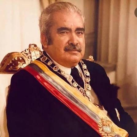 HeverCastroB's tweet photo. ASÍ DESTRUYERON EL BOLÍVAR DESDE EL PERIODO PRESIDENCIAL  DE LUIS HERRERA HASTA DELCY RODRÍGUEZ.

Hilo 🧵: 👇 

1)- Luis Herrera (1979 -1984):

Recibió el dólar en 4.30 (una sola tasa) y entregó tres tasas de cambio: 4.30 para lo "escencial", 7.50 para el grueso de importaciones, y el dólar libre en ~13.20. La liquidez monetaria subió 127 % en su mandato.

1/9