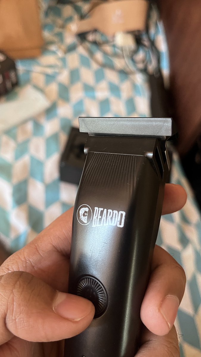 Adarsh10119659's tweet photo. @letsblinkit @BeardoOfficial I ordered a new Beardo trimmer on Blinkit, but received a used &amp; damaged product with visible scratches. How can a “new” product arrive like this?

Asked for a refund/replacement, but Blinkit support says they can’t help. Is this your customer service https://t.co/3VoEsEptKR