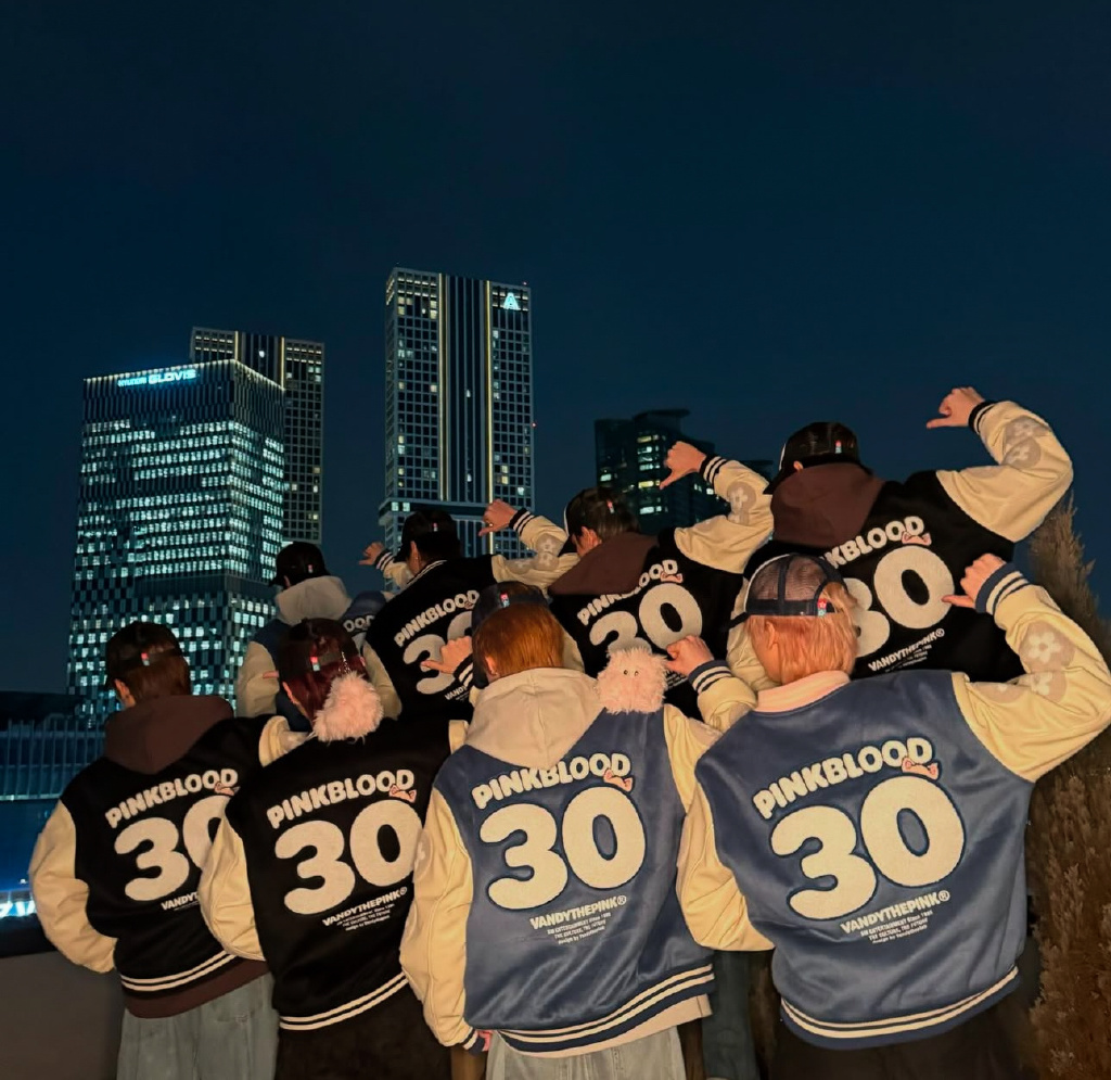 robeq672882's tweet photo. Reunited with the crew after 2 whole months! Loud laughs, bad takeout, and memories we’ll laugh about forever. Nothing beats old friends. https://t.co/CaK7nmbJiN