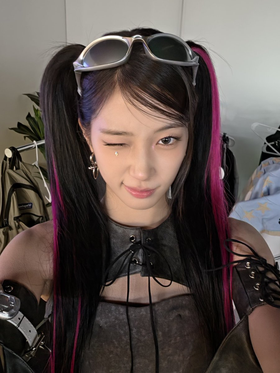 FIMBASE's tweet photo. [WEVERSE] 260914 #KAZUHA 🍃 

: FEARNOT you were surprised right?🫪

LE SSERAFIM MADE BLIZZCON's NIGHT
#LESSERAFIMxOVERWATCH
#LE_SSERAFIM #르세라핌 https://t.co/ONYI77u7gp