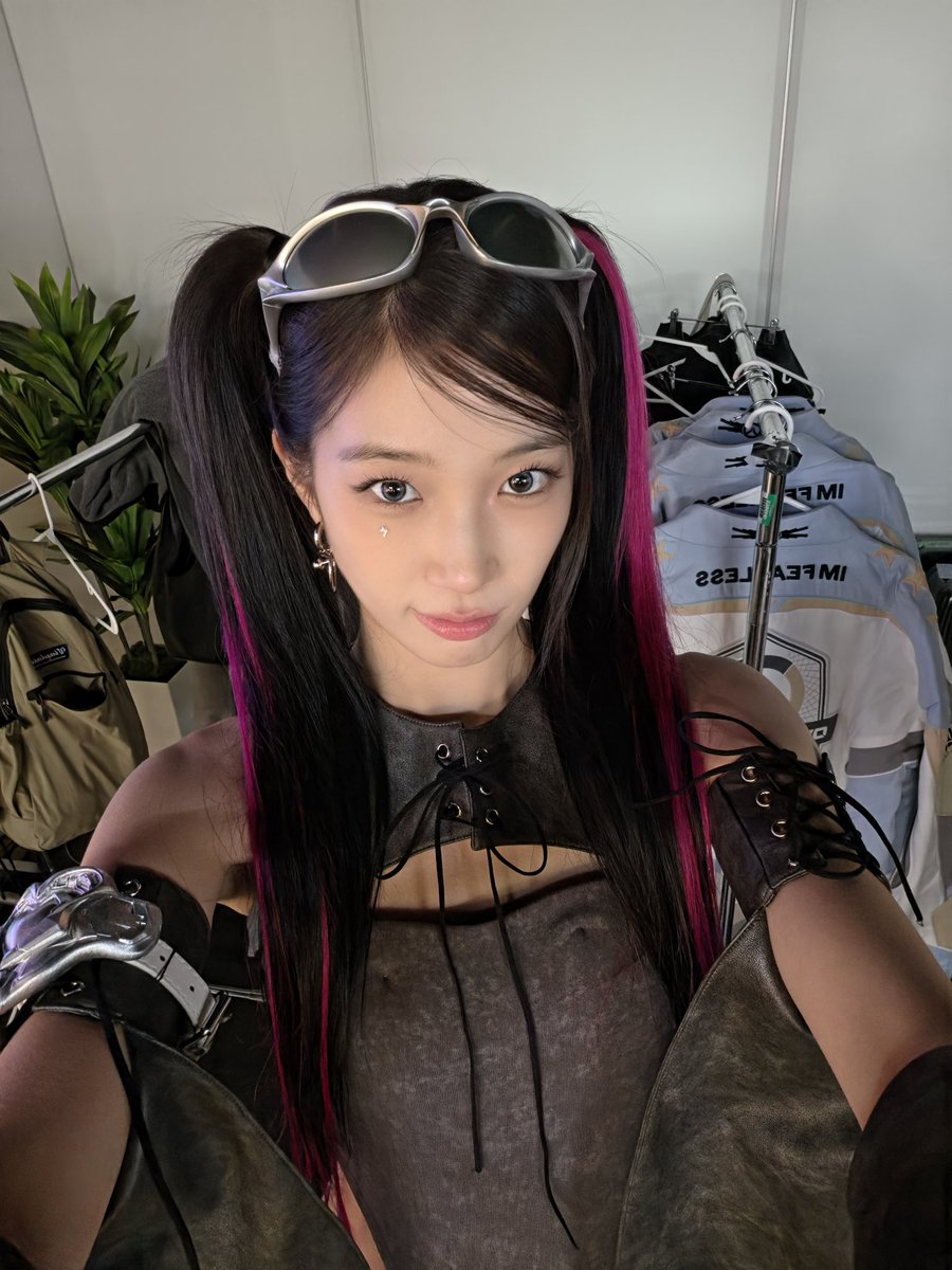 FIMBASE's tweet photo. [WEVERSE] 260914 #KAZUHA 🍃 

: FEARNOT you were surprised right?🫪

LE SSERAFIM MADE BLIZZCON's NIGHT
#LESSERAFIMxOVERWATCH
#LE_SSERAFIM #르세라핌 https://t.co/ONYI77u7gp