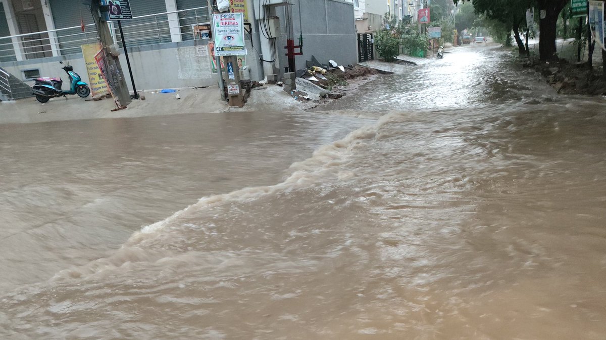 ChalmedaNNR's tweet photo. @revanth_anumula
@TelanganaCMO
@Comm_HYDRAA #kompally

@HanmanthKolan Dear anna,
Please look into this. 
@ShivaJyotsna
@TelanganaDGP
 #rain #floods #nepal https://t.co/5jjRyphWXB