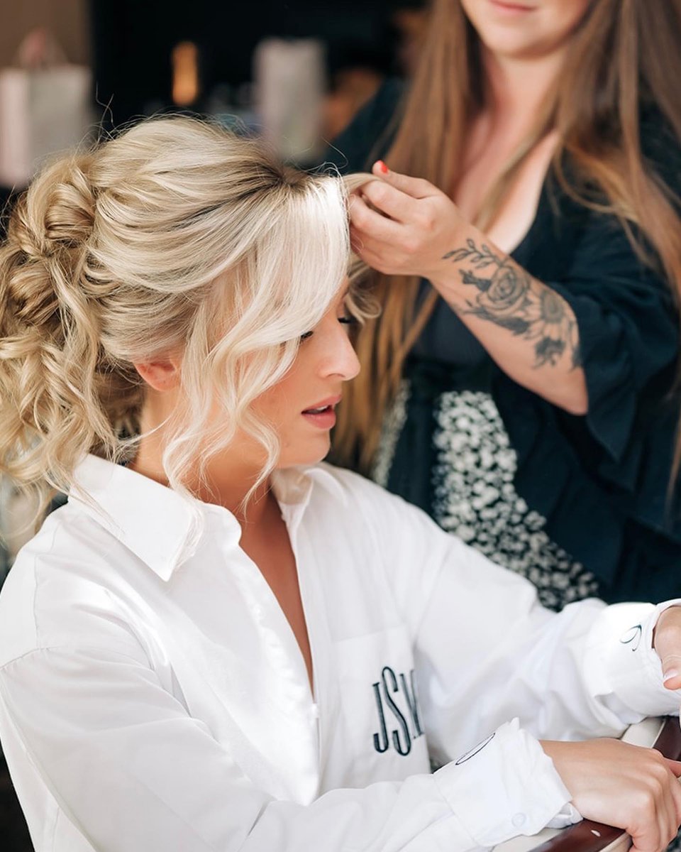 JosphineBr7hda's tweet photo. These getting ready shots by @sarahandrachelphoto are absolutely stunning. // swipe to see how her hair lasted ALL NIGHT 😍✨ https://t.co/NxXnP1lGC3