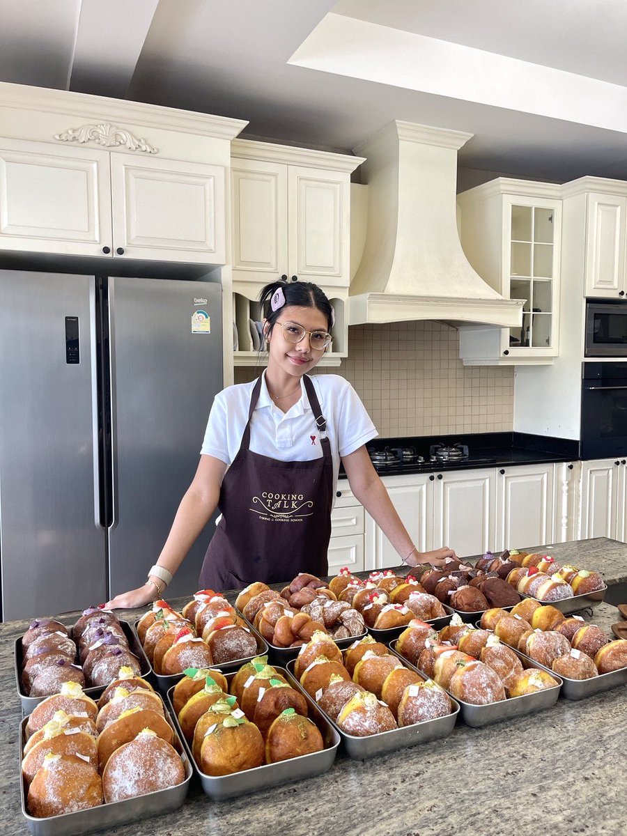 cookingtalk1's tweet photo. 🍩 โดนัทแบบเดิม…พักก่อน! เพราะนี่คือความนุ่มแบบญี่ปุ่นที่กัดคำแรกก็รู้เรื่อง 🇯🇵

Japan Nama Doughnut
คลาสโดนัทญี่ปุ่น เนื้อแป้ง เบา นุ่ม ละมุน ชุ่มฉ่ำ ไม่หนัก ไม่เลี่ยน
พร้อมจัดเต็ม 13 สูตร 13 รสชาติ ทำได้ทั้งกินเองและต่อยอดทำขาย https://t.co/l9xm9zM6x9