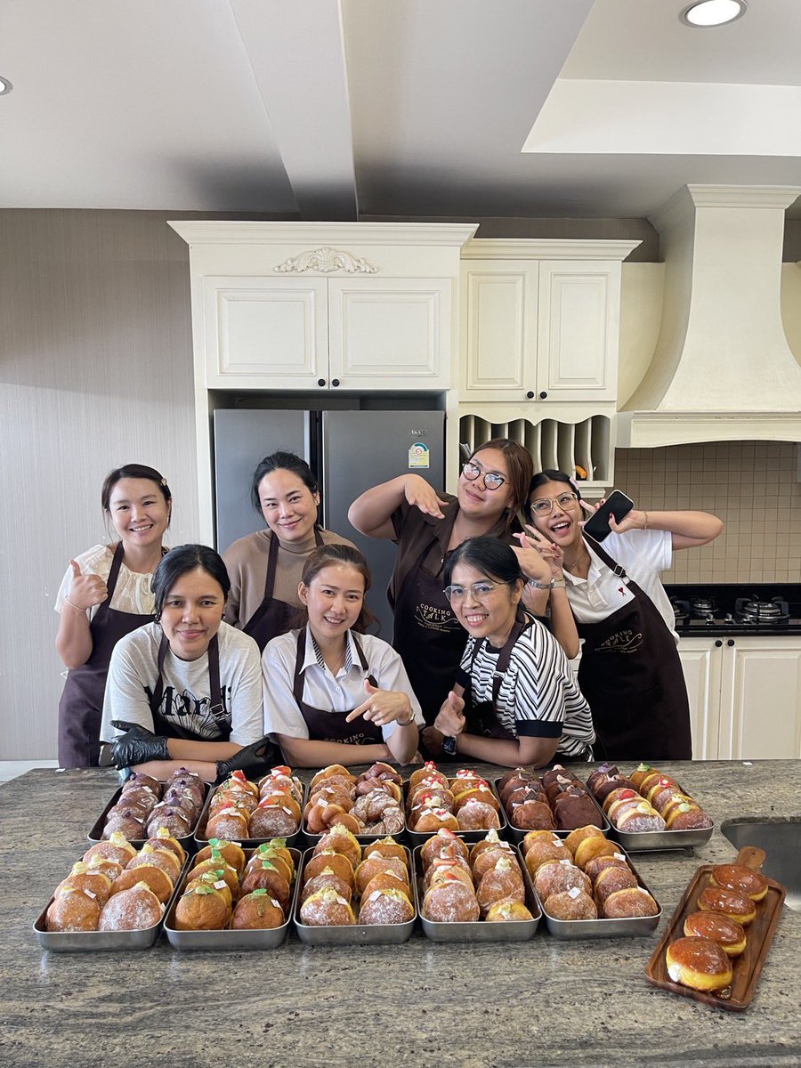 cookingtalk1's tweet photo. 🍩 โดนัทแบบเดิม…พักก่อน! เพราะนี่คือความนุ่มแบบญี่ปุ่นที่กัดคำแรกก็รู้เรื่อง 🇯🇵

Japan Nama Doughnut
คลาสโดนัทญี่ปุ่น เนื้อแป้ง เบา นุ่ม ละมุน ชุ่มฉ่ำ ไม่หนัก ไม่เลี่ยน
พร้อมจัดเต็ม 13 สูตร 13 รสชาติ ทำได้ทั้งกินเองและต่อยอดทำขาย https://t.co/l9xm9zM6x9