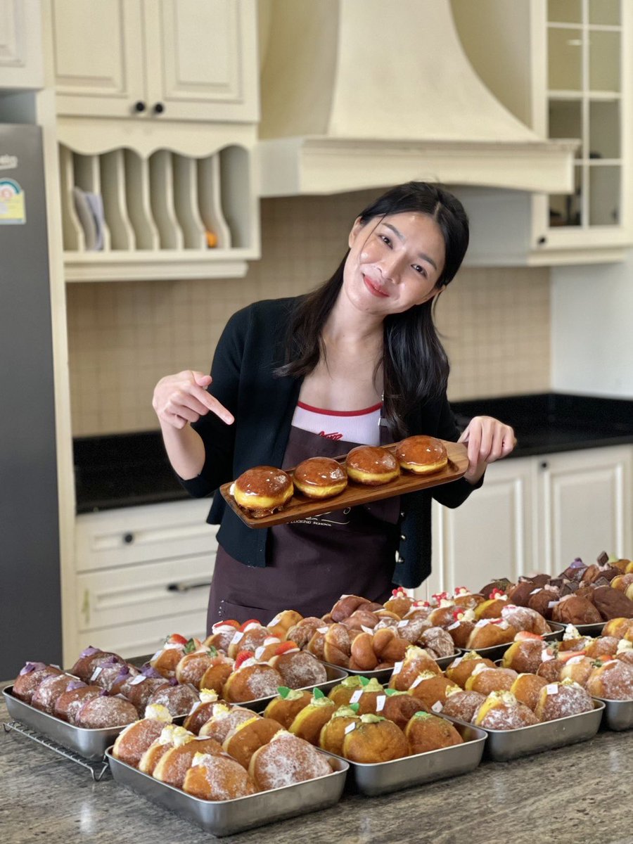 cookingtalk1's tweet photo. 🍩 โดนัทแบบเดิม…พักก่อน! เพราะนี่คือความนุ่มแบบญี่ปุ่นที่กัดคำแรกก็รู้เรื่อง 🇯🇵

Japan Nama Doughnut
คลาสโดนัทญี่ปุ่น เนื้อแป้ง เบา นุ่ม ละมุน ชุ่มฉ่ำ ไม่หนัก ไม่เลี่ยน
พร้อมจัดเต็ม 13 สูตร 13 รสชาติ ทำได้ทั้งกินเองและต่อยอดทำขาย https://t.co/l9xm9zM6x9