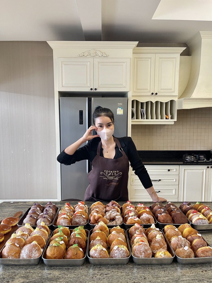cookingtalk1's tweet photo. 🍩 โดนัทแบบเดิม…พักก่อน! เพราะนี่คือความนุ่มแบบญี่ปุ่นที่กัดคำแรกก็รู้เรื่อง 🇯🇵

Japan Nama Doughnut
คลาสโดนัทญี่ปุ่น เนื้อแป้ง เบา นุ่ม ละมุน ชุ่มฉ่ำ ไม่หนัก ไม่เลี่ยน
พร้อมจัดเต็ม 13 สูตร 13 รสชาติ ทำได้ทั้งกินเองและต่อยอดทำขาย https://t.co/l9xm9zM6x9