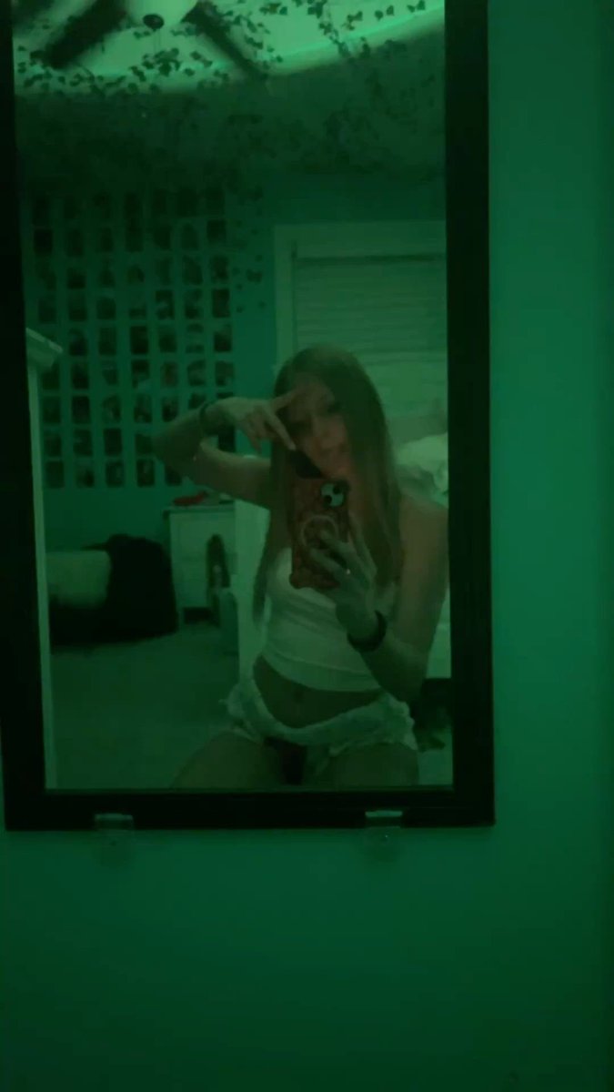 Sefomads's tweet photo. Anybody wanna text me. ?? https://t.co/xeReFwTTKu