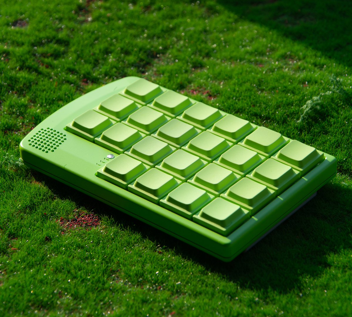 jezailfunder_jp's tweet photo. 🎮 懐かしい携帯ゲーム機の雰囲気を、デスクに。
開発中の40%分割キーボード「PlankeyBoy」を初公開！

製品化に向けてアンケートを実施中！
気になるカラーや要望など、ぜひご意見をお聞かせください✨

📝 アンケート（約3〜5分）
https://t.co/Lji0HgXwyL

🎁 この投稿をリポストしてくださった方の中から、抽選で3名様に「LAK Shimaenaga キーキャップセット」をプレゼント！

応募締切：9月27日 23:59（日本時間）
当選者には本アカウントからDMでご連絡します。

※アンケートへの回答は抽選の応募条件ではありません。
※画像は開発中のものです。仕様・デザインは変更となる場合があります。

#JezailFunder #PlankeyBoy #分割キーボード
