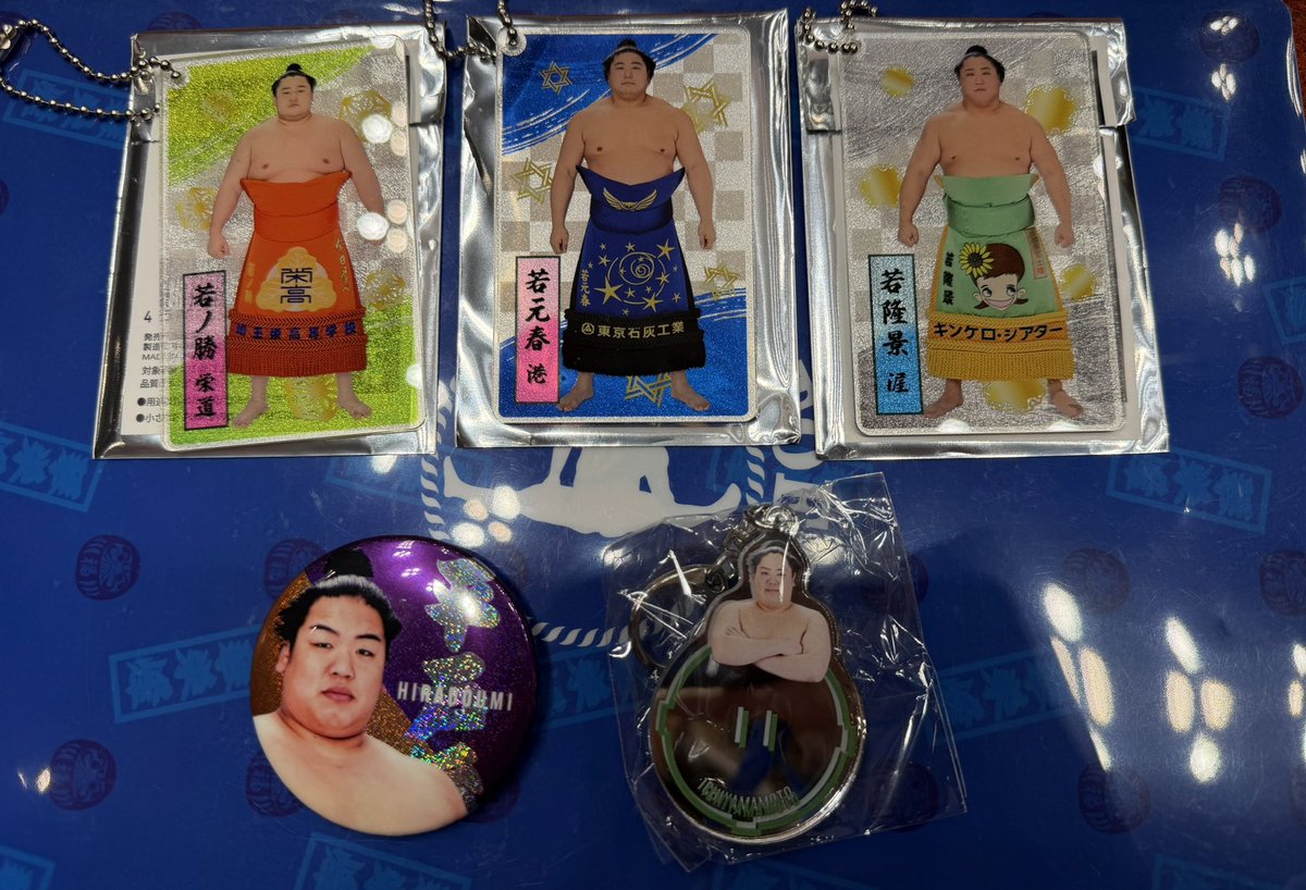 tomo_sumo's tweet photo. 大相撲ガチャ　等
譲）
アクリルトレカ　若ノ勝、若元春、若隆景
ホログラム缶バッチ　平戸海
ミラー　一山本
求）
同種　琴栄峰、豊昇龍

本日9/14または9/21国技館で交換希望です。 https://t.co/qQF1IRz7TO