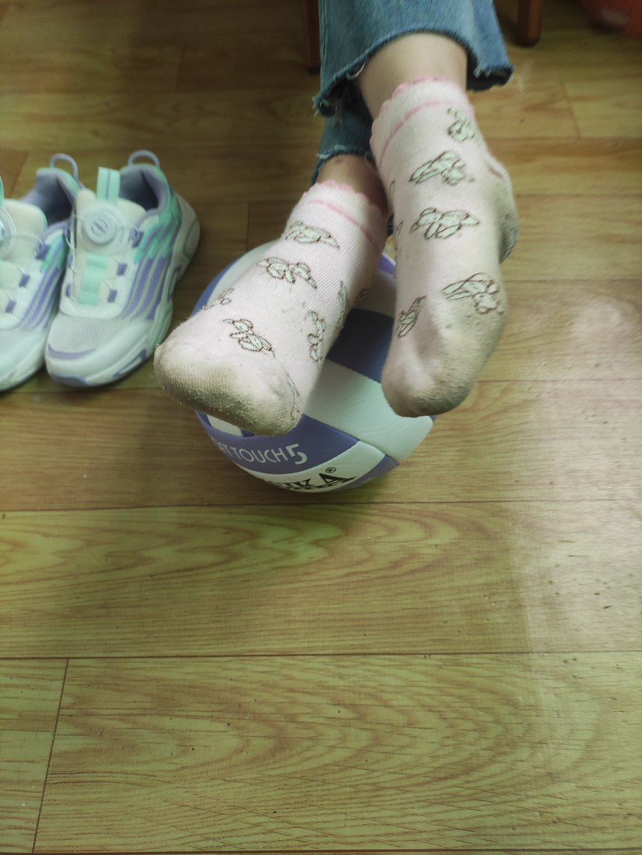 dirtysockslove's tweet photo. 小三mm三周的粉袜袜，袜底已经完全黑黄，袜子味道老远都能闻到，非常上头，小mm原本是绝对不穿了，但是在我的礼物的诱惑下答应再穿一周，大家其他一个月后袜袜的惨状吧
#恋袜 #棉袜 #重口味 #臭袜子 #袜 #原味 #原味袜子 #原味袜 #丝袜 #舞蹈生 #舞蹈袜 #原味内衣 #连裤袜 https://t.co/kmP36OGGXk