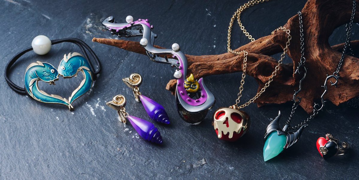 Disneystorejp's tweet photo. ♢ ♦︎ ♢ ♦︎ ♢ ♦︎ 
作品の世界観を感じられる
#ディズニーヴィランズ のアイテムが登場🖤
♢ ♦︎ ♢ ♦︎ ♢ ♦︎ 
⠀
妖しくも美しい魅力をたっぷり表現した
グッズが勢ぞろい✧*
⠀
#ディズニーストア.jp&amp;一部店舗で9月15日より、その他店舗は9月18日より順次発売
▶️https://t.co/S1Nv8tAqSs https://t.co/z8TrmV1Jlj