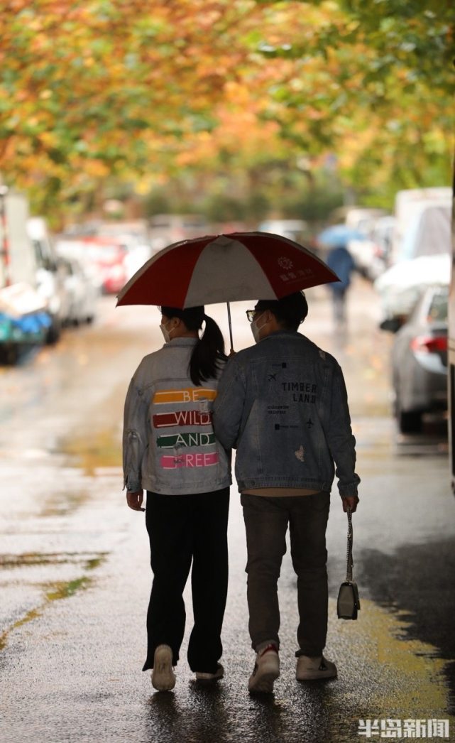 LilyGerthzq8's tweet photo. Got caught in a sudden downpour in a foreign city, and a stranger pressed an extra umbrella into my hands before hurrying off. Small kindnesses feel like warm lights in chaotic days. https://t.co/OkWfpr5Bcn