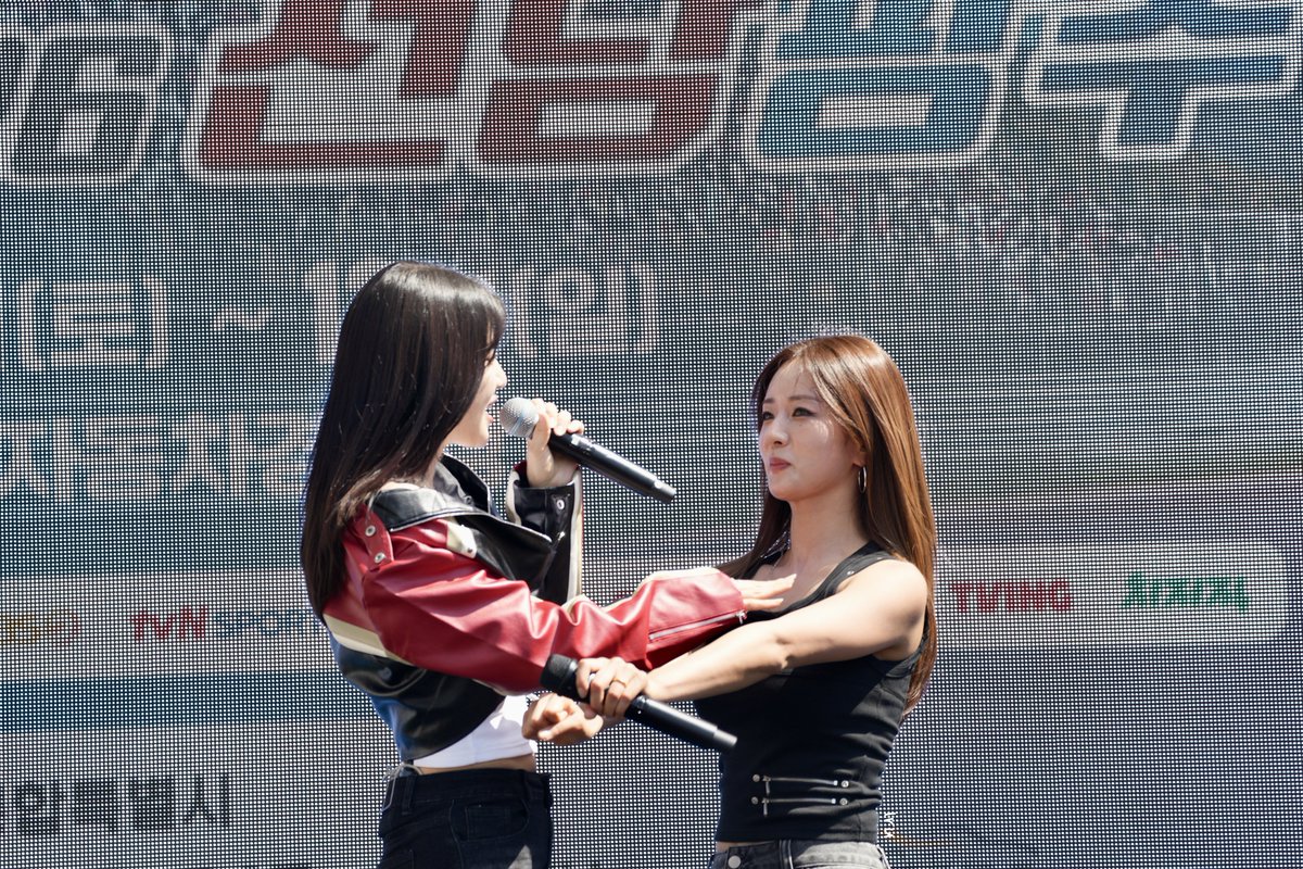 Iru_0419's tweet photo. [260913]

멤버들 볼 때 세상 가장 따뜻한 우리 리더님🐰

#박초롱 #윤보미 #Apink https://t.co/KyPjtfnghG