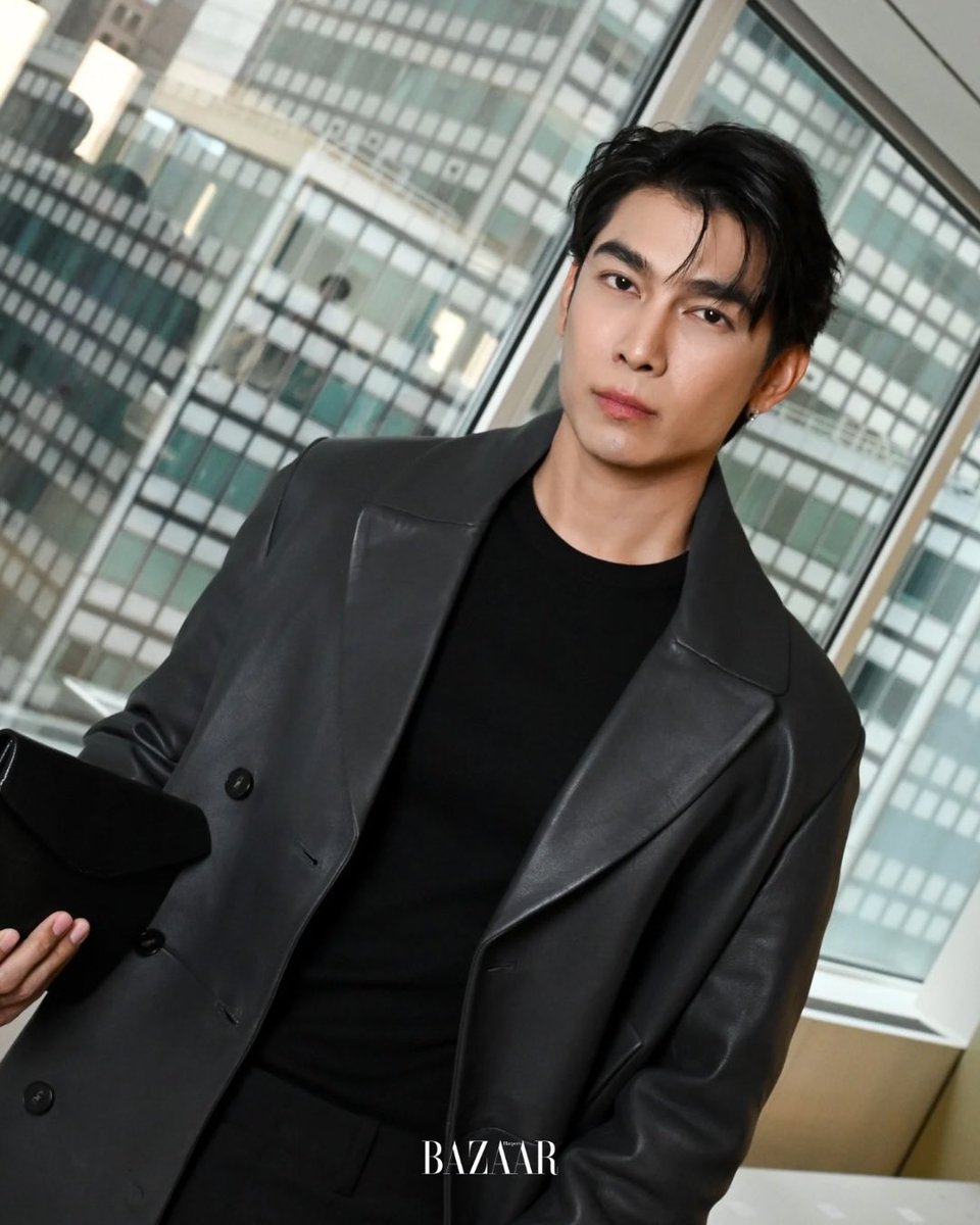 MssTrending's tweet photo. IG: harpersbazaar_tw Update 

誰也被這張貼臉照可愛到！🤍
@.cosstores 2026秋冬大秀登場，秀場前排同樣星光滿滿！
前排嘉賓陣容也相當精彩，泰國男星 #Mew（@MSuppasit）

MEW COS IN NYFW 

#MewSuppasit 
#cosAW26xMew
#MEWinNYFW2026
#cos #cosAW26
#cosnyfw #NYFW https://t.co/RsV7aXZlA3