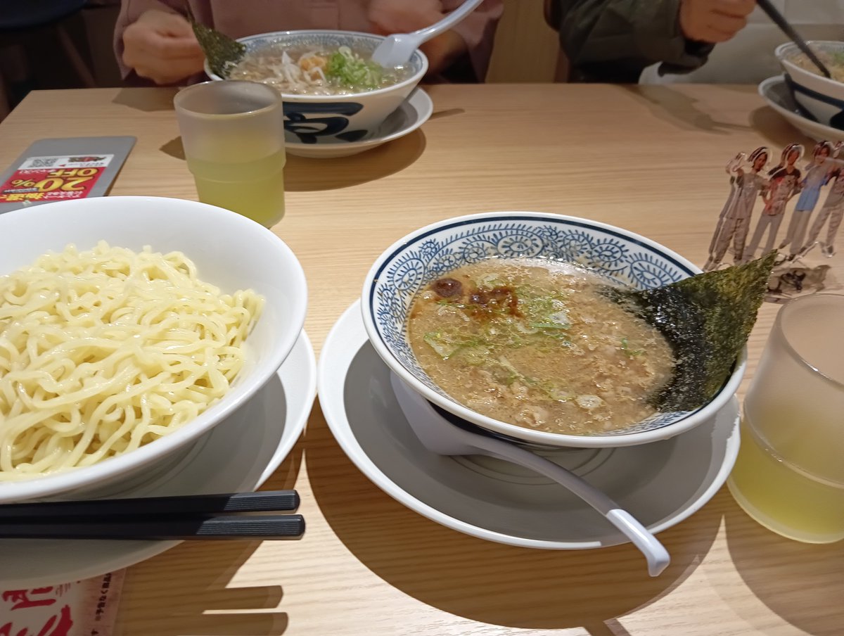 yuko76195294's tweet photo. 昨日は会社関係のバンドに友達と見に行ってめっちゃ大爆笑して気分が上がったのでいつものメンバーと合流✨️楽し過ぎた1日だった💖気分変えられたので来月のTAMAコミに向けてがんばれそう💪💪💪 https://t.co/RdMcZctSQj