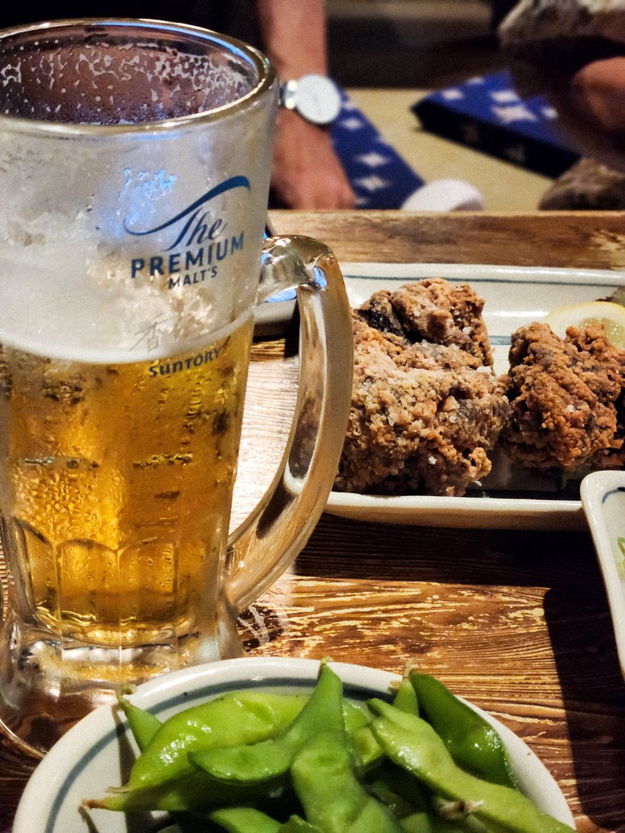 gotandakunio's tweet photo. 昨日は文学フリマ大阪14、ありがとうございました！
どうにか出せた『日暮海豹』の新作をたくさん手に取っていただくことができ、作ってよかったと心から思いました🦭

画像はカムに誘っていただいた打ち上げの炉端焼きと2件目のサングリア。たらふく飲み食いして今日も元気に仕事してます。6連勤🫠 https://t.co/4BsTKWOFOF