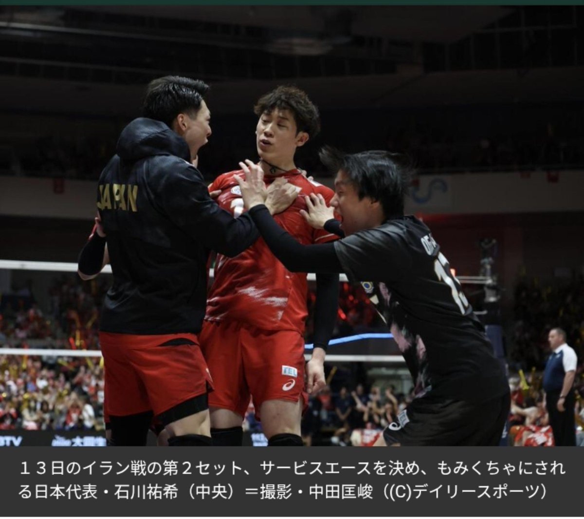 natsu51022493's tweet photo. もみくちゃというか、喧嘩始まりそうなのを止めようとしてる図にしか見えない🤣石川祐希の表情がキレてる相手を煽り散らかしてる🤣 https://t.co/RbWiUhIopC