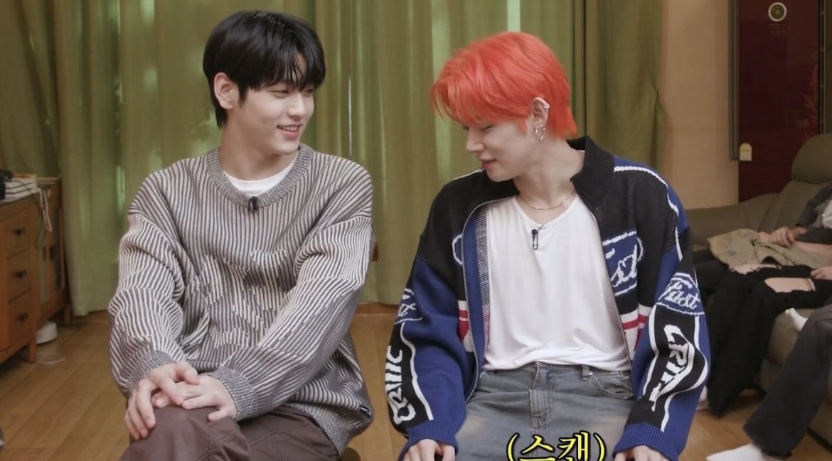 yeonebinie's tweet photo. the red one is the pervert https://t.co/jqO4Kfns7J